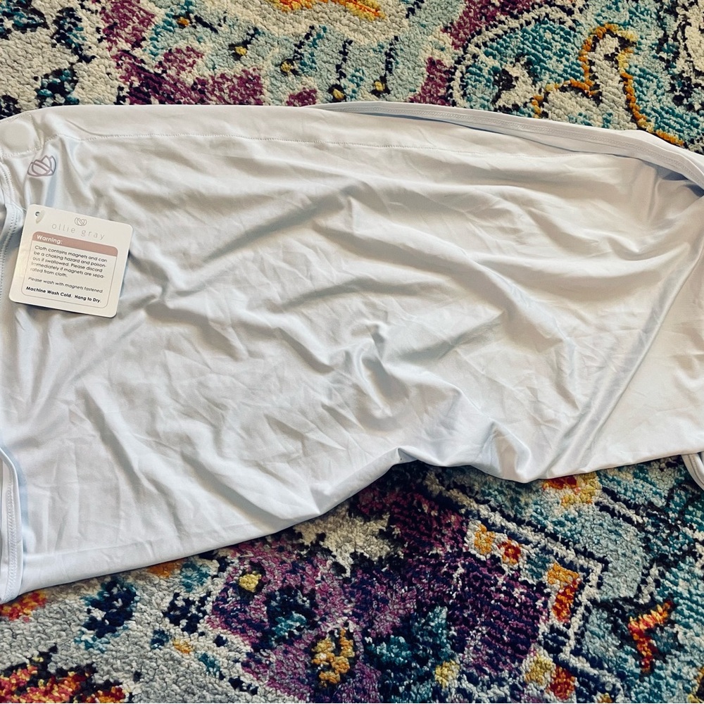 COPY - Ollie Gray nursing cover with magnetic closure - brand new with tags